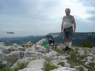 ... il nostro capo gruppo in vetta al Monte Carso 445mt ...